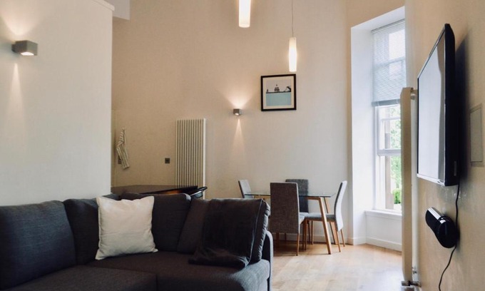 Laurieston Apartment | One Bedroom Flat Next To The Meadows