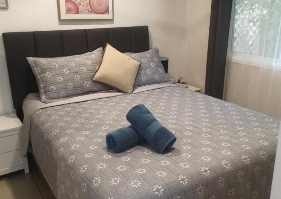 Caloundra Apartment | One BR GUESTHOUSE with private courtyard Sleeps 4 people Pet Friendly 950 metres from the beach