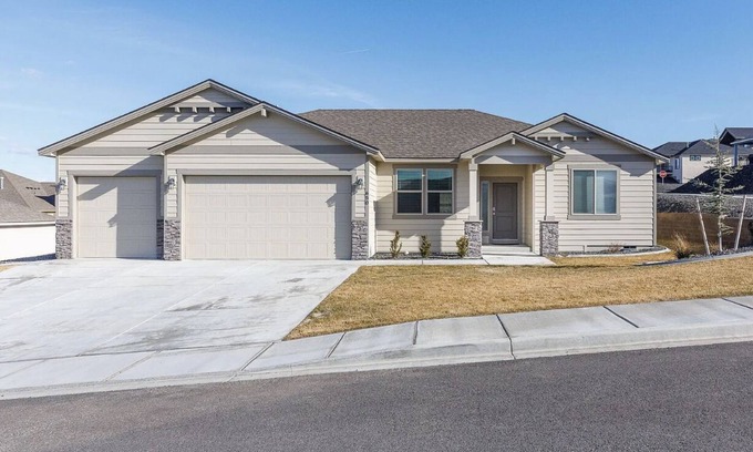 West Richland House | One-Level 4BR Home - Sunshine, Wine & Dine