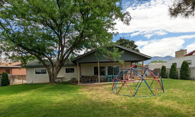 Suncrest House | One Level convenient cozy Older home. Family friendly. Close to everything!