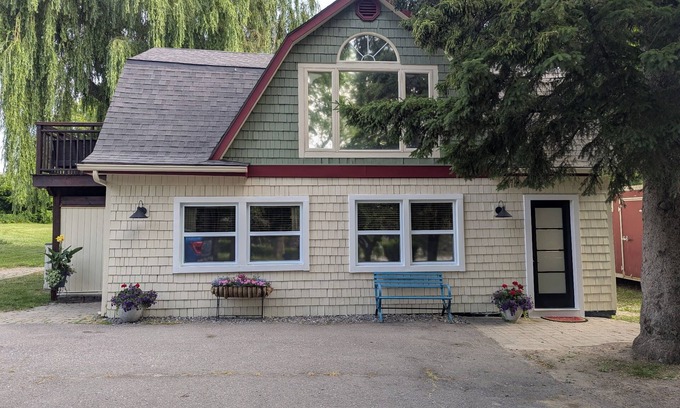 Prince Edward House | One Main Guesthouse - Entire Home - 2 King Suites Across Two Floors -EV Charging