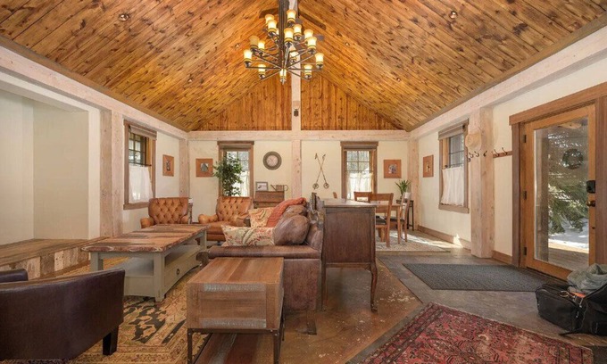 Fraser Cabin | One of a kind 5 bedroom cabin, downtown location,