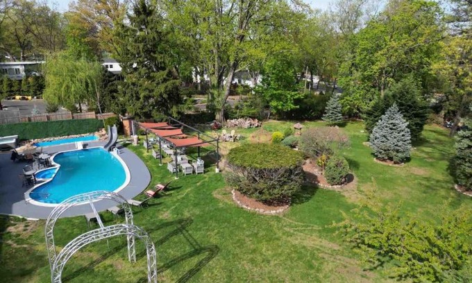 Paterson Apartment | One of a kind 5-Bedroom villa with heated pool