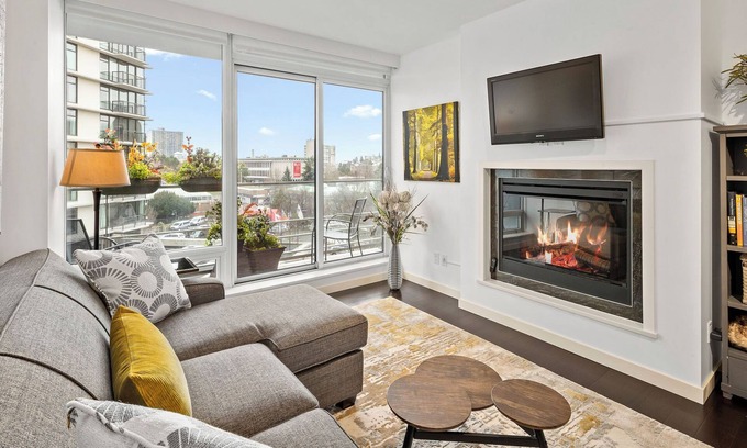 Downtown Victoria Condo | One-of-a-Kind Sleep-well Condo w/Pool and Parking in Downtown Victoria