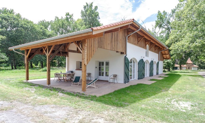 Aureilhan House | One-story house in a forest park on the shore of the lake, ocean 8 km away.