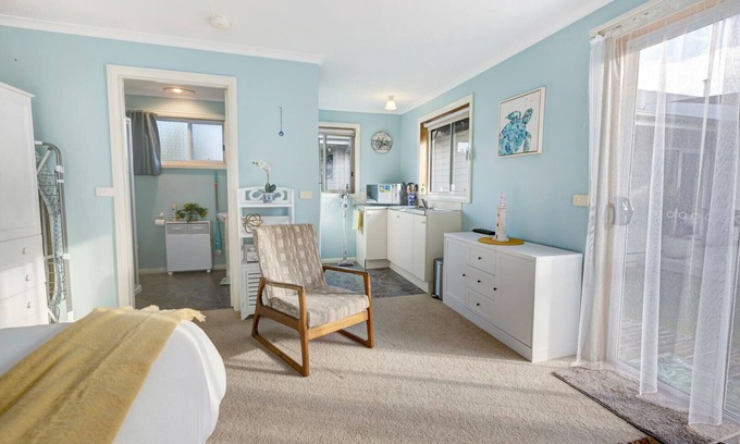 Paynesville House | Only a minutes walk to Paynesville township