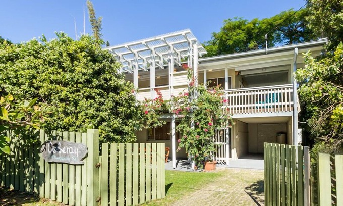 Point Lookout House | Only minutes walk to Cylinder and Deadmans Beaches - 1 Pet Allowed.