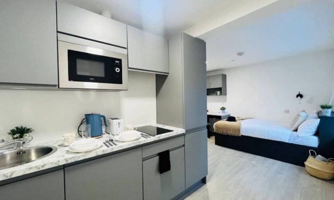 Old Trafford Apartment | OnPoint Apartments - Convenient Studio Apartment - Old Trafford!