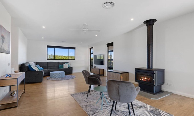 Mansfield House | Opal - Mansfield - Sleeps 7