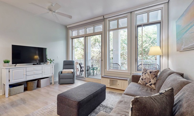 Baytowne Wharf Condo | Open and attractive condo near beach with shared pool & hot tub