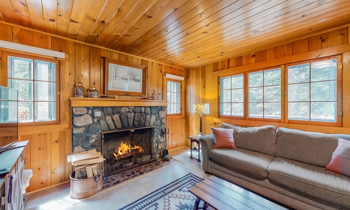 Joseph Cabin | Open and Attractive House Close to the Lake w/Free WiFi & Wood-Burning Fireplace