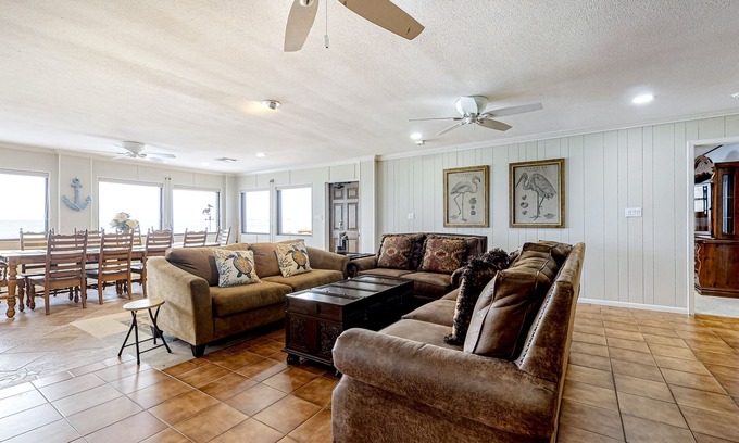 Port Isabel House | Open & Bright Bayfront Getaway w/a Full Kitchen, Furnished Deck, & Fast WiFi