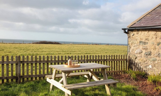 Clynnogfawr Cottage | Open plan ground floor cottage located in the Llyn Peninsula, with many beaches close by.