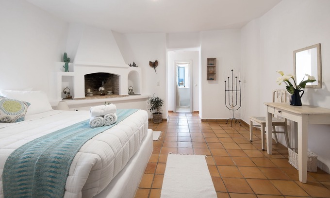 Houlakia Apartment | Open Plan Suite -Sleeps family of 4