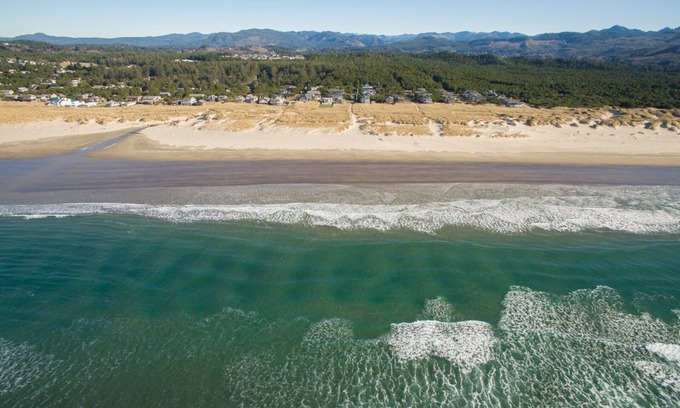 Manzanita House | Open, spacious home, walk to the beach 1 block away, oceanviews from the deck