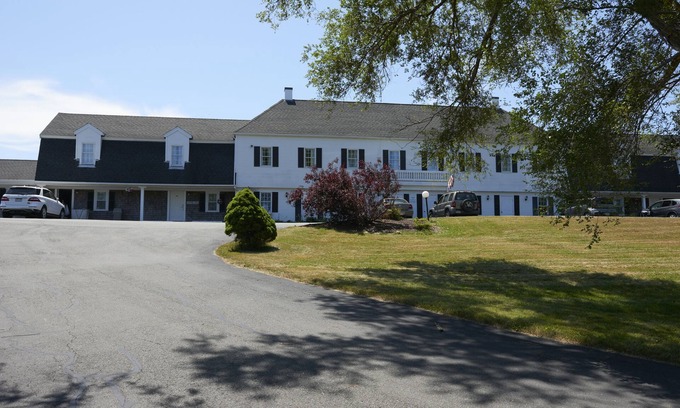 Sandwich Hotel | Open year round - Family friendly rooms - 5 minutes from beach area.