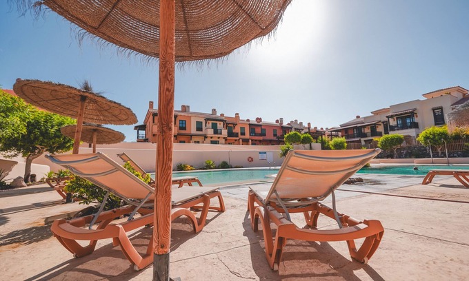 San Miguel de Abona Ski Chalet | Oportunidad Villa Adosada de Estilo Mejicano con Piscina! A100 m de la Playa!