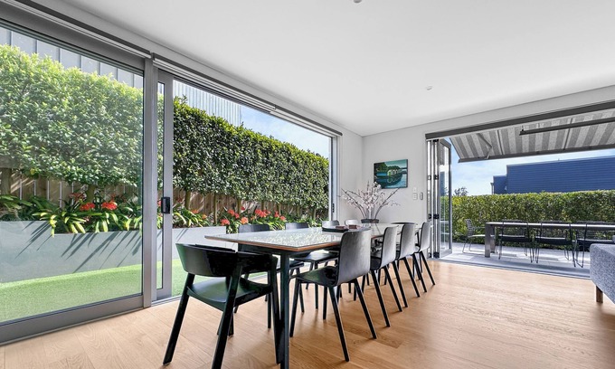 Orakei House | Orakei Oasis l Quality 3 Bed House inc. Views