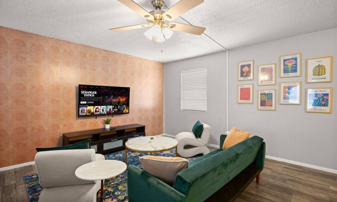 North Loop Apartment | Orange Austin Pad! Short Distance to DTX, 6th