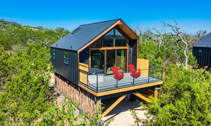 Fredericksburg Cabin | Ori Treehouse*Lux*Hot tub*Fredericksburg*Tesla*EV