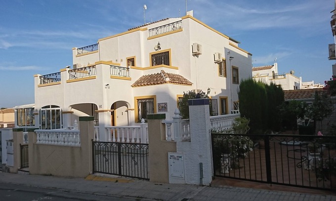 Los Balcones Villa | Orihuela - Sleeps 6 - Parking - Pool - PetFriendly