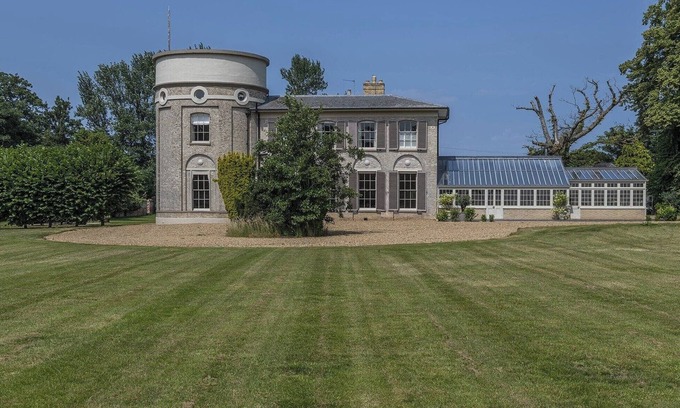 Great Yarmouth House | Ormesby Manor - 8 Beds - Sleeps 16 - Hot Tub