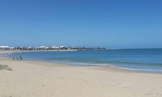 Mandurah House | Ormsby Terrace. Leave car in drive. Beach across the road. Walk to Marina/Town