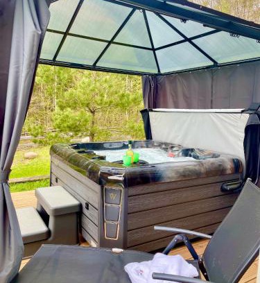 Podjazy House | Osada Skoczkowo komfortowe domki z prywatnymi wannami hot-tub nad jeziorem- sauna- balia- prywatny staw wędkarski