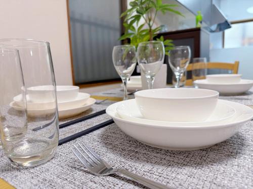 Nagawa Villa | Osaka Castle Park Station, 10 minutes walk to Kyobashi Station, direct access to Shinsaibashi, Umeda, Kansai Airport, Kyoto, Nara, USJ, can accommodate up to 10 people