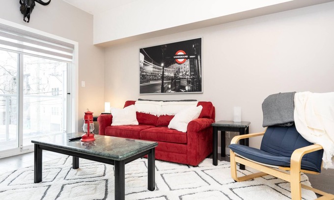 Winnipeg Condo | Osborne Village +Hidden Gem 2 Bdr+Parking+30 Day Minimum (210-369)