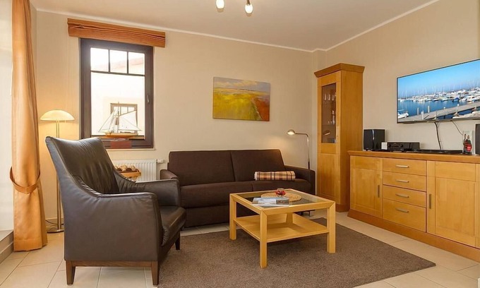 Kuehlungsborn Apartment | Ostsee-penthouse am Yachthafen mit Dachterrasse, Strandkorb und Tollem Meerblick