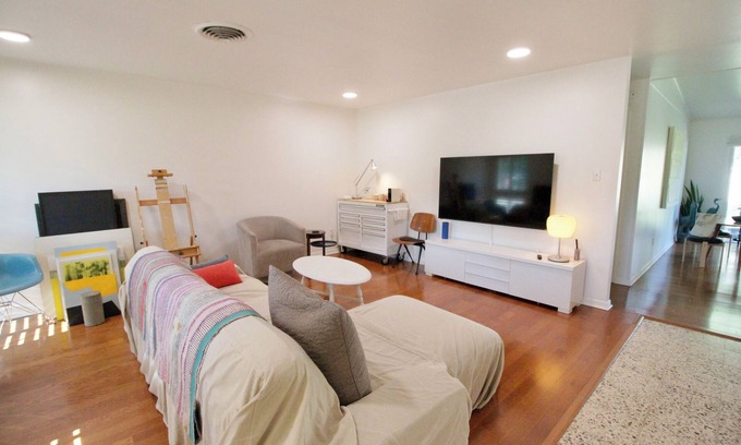 Bryan House | OTISLAND: Quiet 3-bedroom home close to Blinn