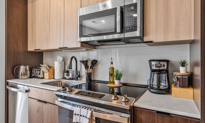 Pendleton Apartment | OTR/CBD + Top Floor + 1 King Bed With Pool, Gym, Rooftop & Exclusive Club Room
