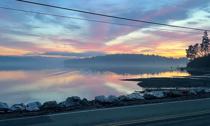 Vashon Island House | Otter Getaway - Quartermaster Harbor Beach House.