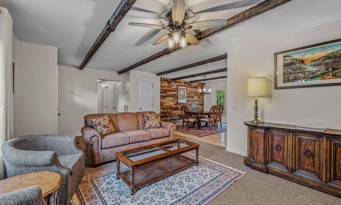 Berkeley Springs House | Otter Manor - Wifi|Fire Pit| Gameroom|Grill|Private Trail