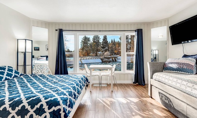 River Terrace Cottage | "Otter Sight" Riverside Cottage - Just Steps from the Deschutes