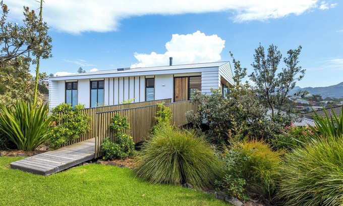 Gerringong House | Ourie Place: 200m to Werri Beach