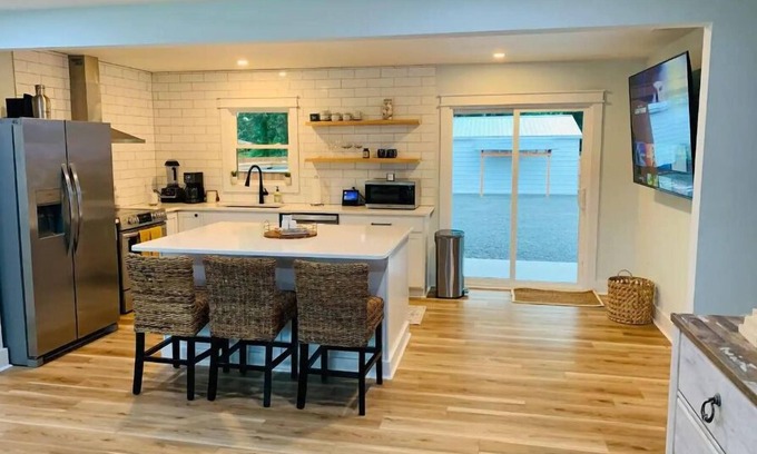 Wilmington House | Outdoor Paradise/Dog Friendly - 10 min from Beachn