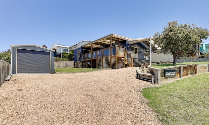 Lake Tyers Beach Hotel | Outlook Views