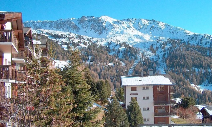 Chandolin Apartment | Outside : Living on the 3rd floor of an apartment house, in Chandolin, for 2-4 persons, balcony with