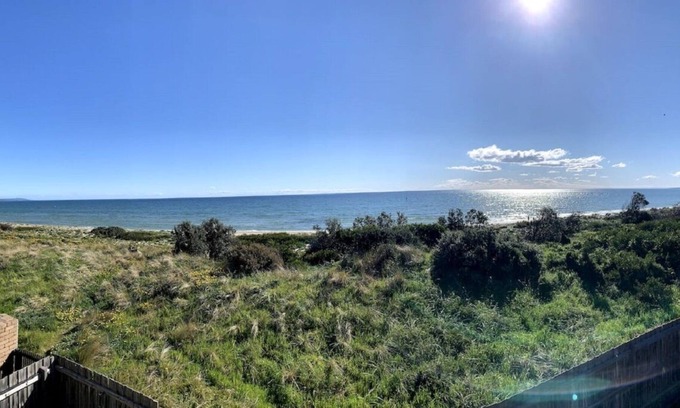 Carrum House | Outstanding beachfront retreat sleeps 8