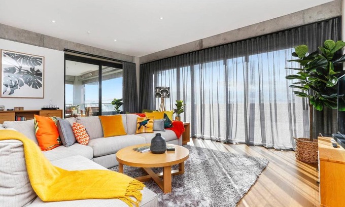 Newton Apartment | Outstanding, Glamorous Living on the city fringe