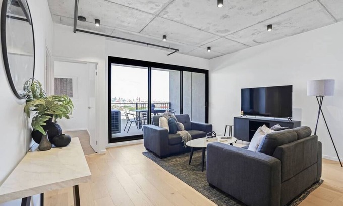 Footscray Apartment | Ovation - Central Footscray Apt. w/ parking & pool