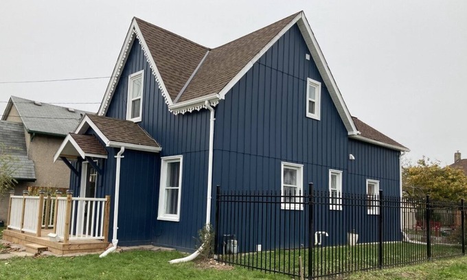 Niagara Falls Cottage | Over a century built cottage walking distance to Niagara Falls attractions