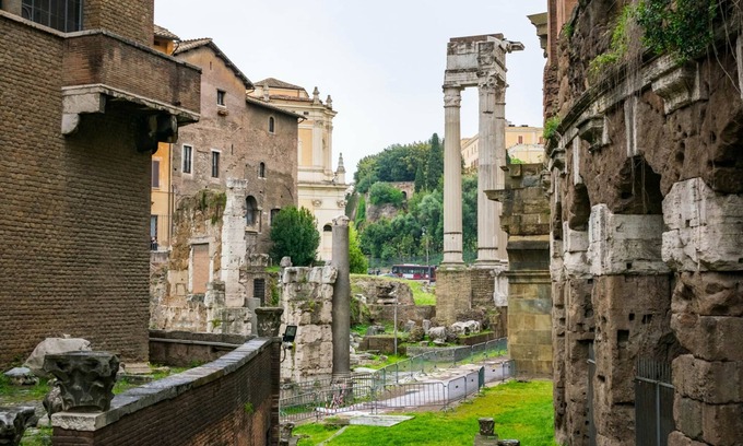 Rione XI Sant'Angelo Apartment | Over the Roman ruins