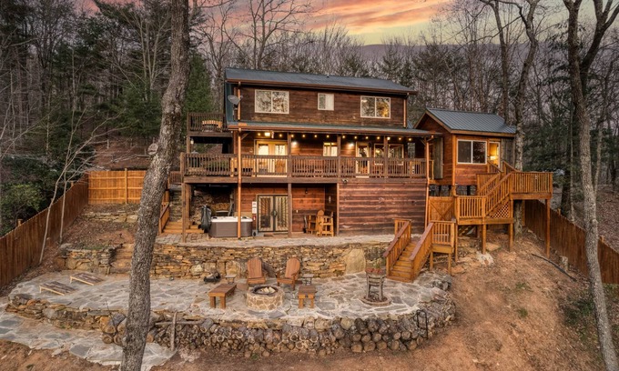 Blue Ridge House | Overlook Nook, Mtn View Cabin w/Treehouse, Hot tub & 2 King Beds