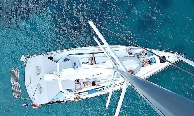 Cannes Old Town Boat Rental | Overnight on a magnificent sailboat and out to sea the next day.