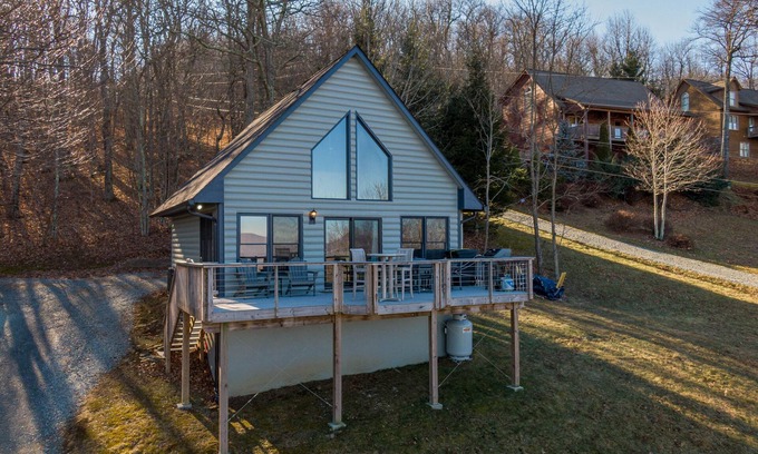 Boone Cabin | Owens Perch - pet friendly, big views near downtown Boone