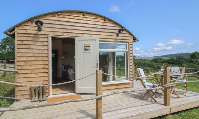 Hopton Castle Cottage | OWL'S HOLLOW, romantic, with open fire in Clun