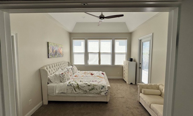 De Mossville House | Owl's Nest Retreat: Sleeps 20, Kentucky Hilltop w/Hot Tub and lots of room!